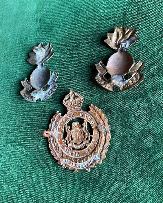 SA ENGINEERS,BRASS CAP AND COLLARS-WORN WW2-TWO LUGS MISSING