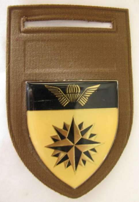 RECCE - 5 RECCE COMMANDO (1982-1993) GUARANTEED ORIGINAL IVORY COLOURED SHOULDER FLASH - 3 PINS.