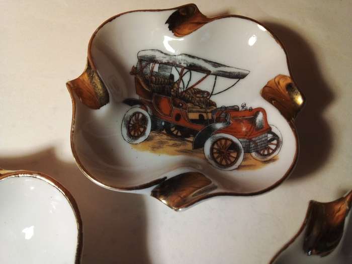 Four Vintage Car Theme Small Ashtrays (SP037)