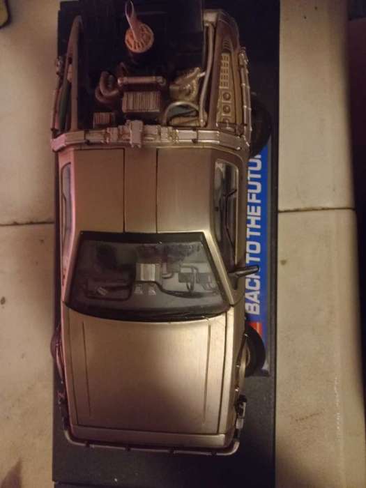 DE LOREAN BACK TO THE FUTURE PART II 1/18 SUN STAR