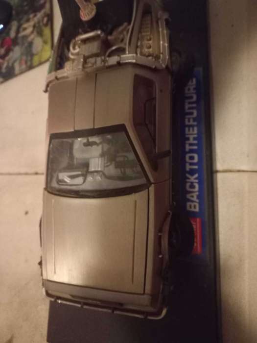 DE LOREAN BACK TO THE FUTURE PART II 1/18 SUN STAR