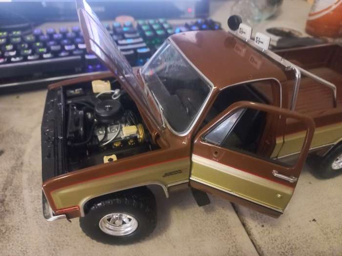 Greenlight 1:18 1982 GMC K-2500 Sierra Grande Pickup Truck With Trailer Hitch