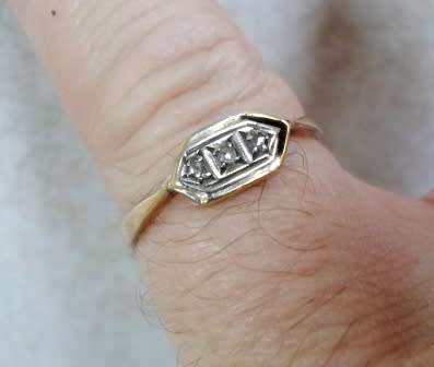 WOW!! LOVELY EDWARDIAN 9ct GOLD 0,04ct DIAMOND RING 1,5g SIZE R VALUE R1950