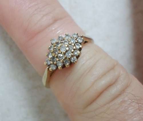 EXQUISITE!! VINTAGE SHEFFIELD 9ct GOLD 0,25ct DIAMOND CLUSTER RING SIZE J  2,3g  VALUE R3950