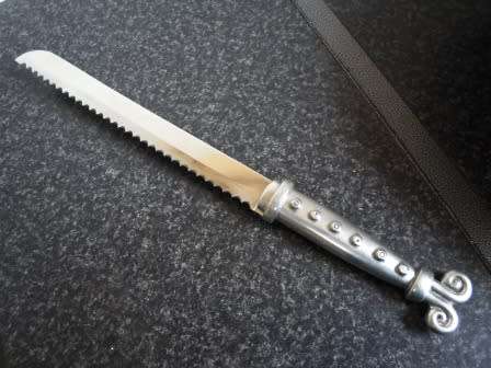 WOW!! VINTAGE CARROL BOYES BREAD KNIFE IN NEAR MINT CONDITION!! NEVER USED!! WOW!! WOW!!