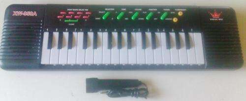 Keyboard. With Mikerophone. 32 keys.  2 Voices. Eight-twelve Music Selected. External power Socket.