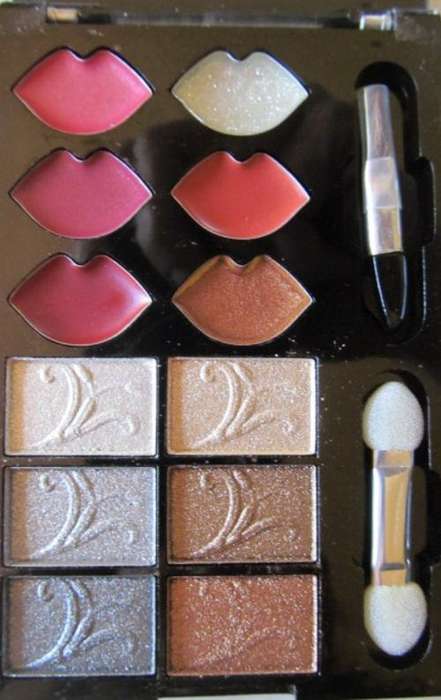 Eye shadows with lipgloss - SHIPPING R40 and ALL ADDITIONAL ITEMS ARE FREE