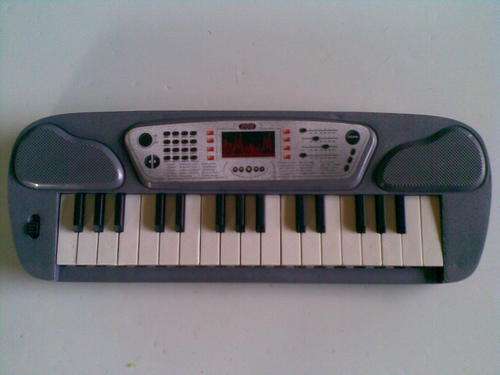 Small 32 key, battery operated keyboard. Postage only R30 and R10 per additional item