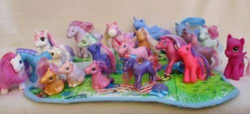 RELISTED - A BATCH OF 21 LITTLE PONIES ON A FIELD/CARRY BAG TO MAKE A LITTLE GIRL'S DAY!!