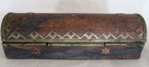 VERY OLD VINTAGE OBLONG SNUFF BOX WITH BRASS AND COPPER DETAIL