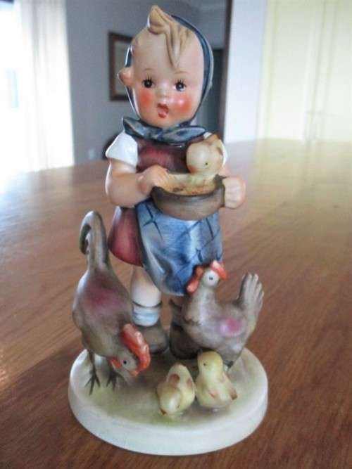VINTAGE 1948 GOEBEL HUMMEL FIGURINE WESTERN GERMANY #199/1 - FEEDING TIME