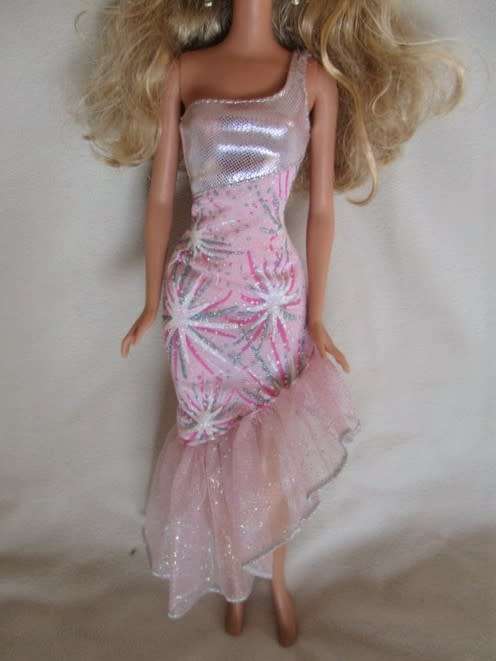 GLAMOROUS MATTEL BARBIE DOLL WITH KNEES THAT BEND AND WEARING ORIGINAL EARRINGS
