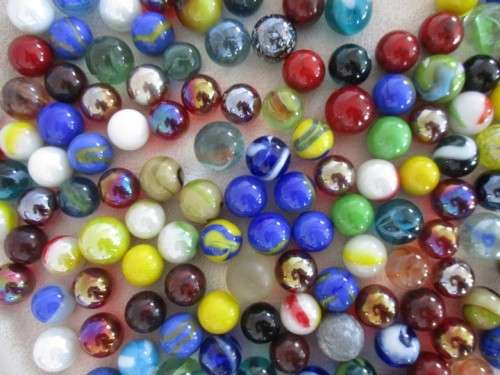 A DENIM DRAWSTRING BAG CONTAINING 160 GOOD QUALITY MARBLES PLUS 6 SHOOTERS IN VARIOUS SIZES