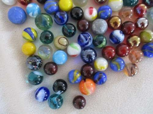 A DENIM DRAWSTRING BAG CONTAINING 160 GOOD QUALITY MARBLES PLUS 6 SHOOTERS IN VARIOUS SIZES