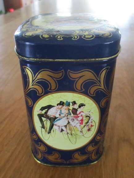 A VERY PRETTY VINTAGE FORTNUM & MASON TEA TIN
