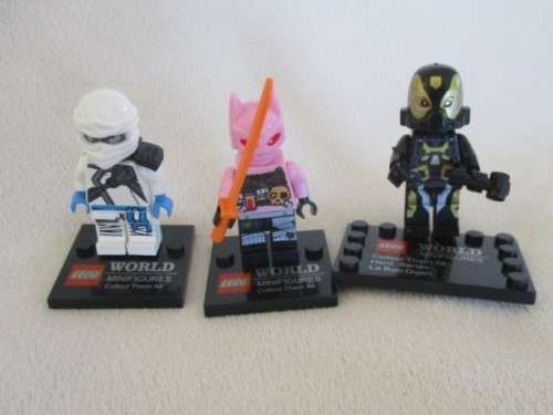 A BATCH OF OVER 300 LEBQ WORLD MINI FIGURES AND BRICKS