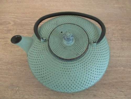 A BEAUTIFUL TURQUOISE 800ML CAST IRON HOBNAIL TEAPOT WITH INFUSER AND FOUR CAST IRON CUPS