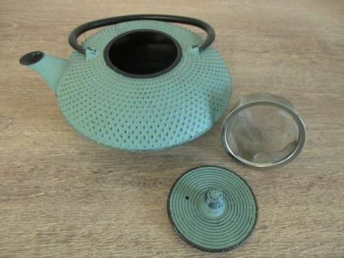 A BEAUTIFUL TURQUOISE 800ML CAST IRON HOBNAIL TEAPOT WITH INFUSER AND FOUR CAST IRON CUPS