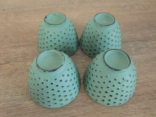 A BEAUTIFUL TURQUOISE 800ML CAST IRON HOBNAIL TEAPOT WITH INFUSER AND FOUR CAST IRON CUPS