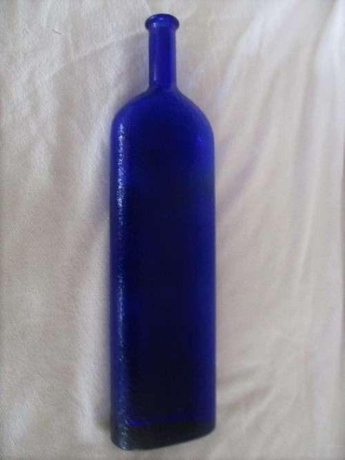 A TALL, UNUSUAL VINTAGE BLUE BOTTLE DEPICTING GRECIAN LADY