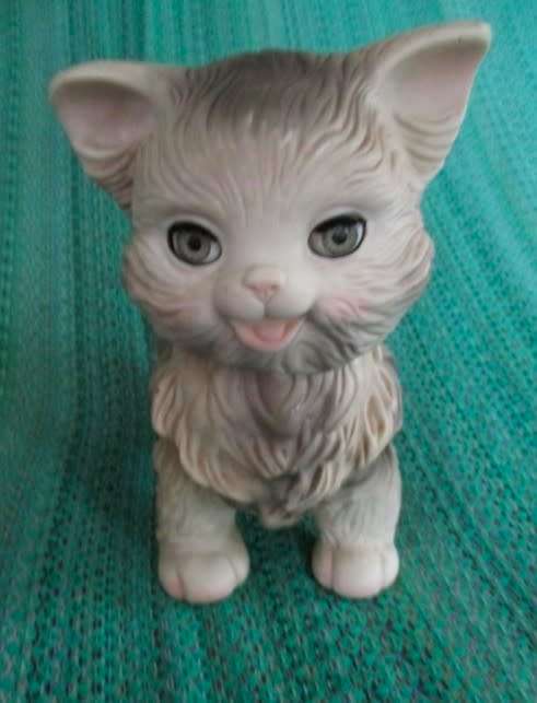 LARGE VINTAGE 1960`s  RUBBER CAT WITH OPEN/CLOSE EYES AND ROTATING HEAD