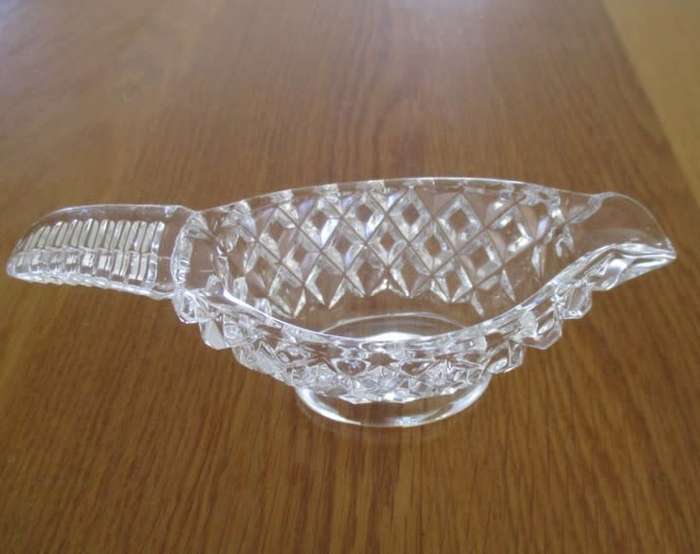 EXQUITE SMALL CRYSTAL SAUCE BOAT AND LIDDED MINT DISH