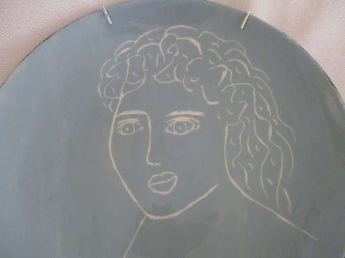 SIMPLY BEAUTIFUL - GLAZED CERAMIC ART DISPLAY PLATE WITH FACE (PLUS WALL HANGER)