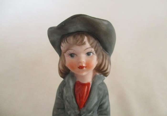 A BEAUTIFUL VINTAGE  FIGURINE OF A YOUNG GIRL