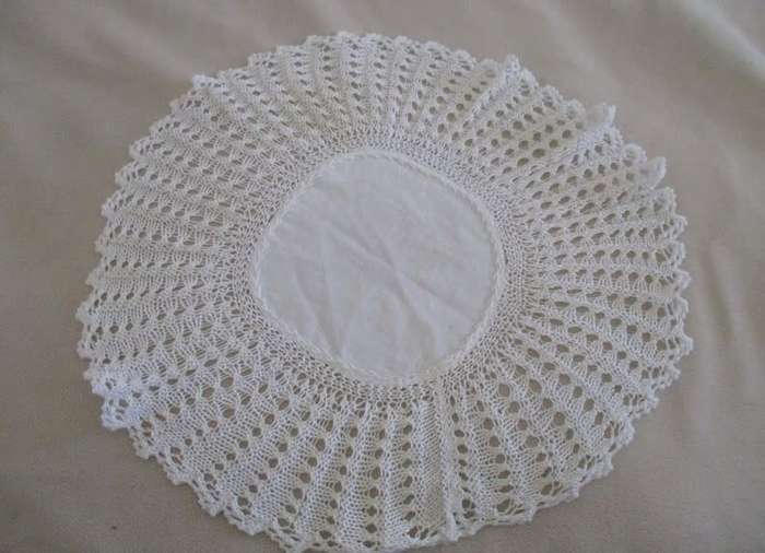 VINTAGE ROUND  CLOTH WITH WIDE HAND CROCHETED BORDER
