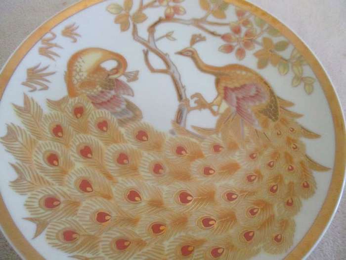 STUNNING GOLD GILT DISPLAY PLATE OF PEACOCKS - MADE IN JAPAN