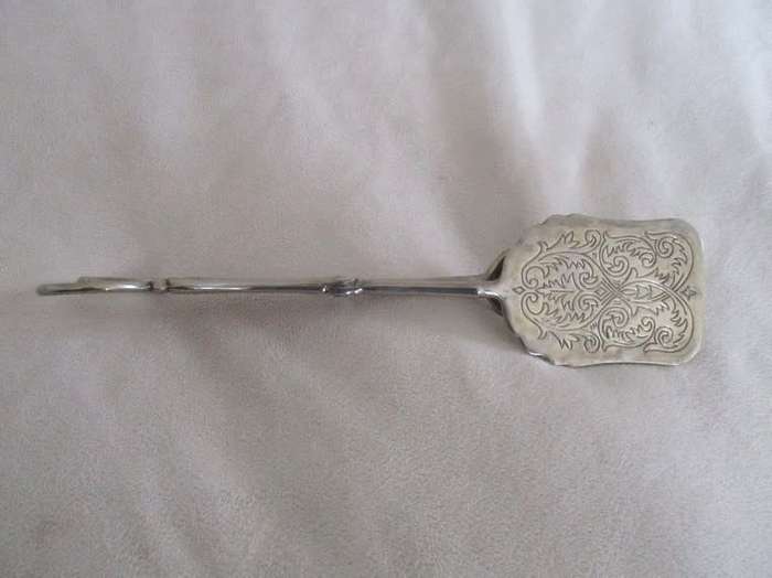 VINTAGE SILVER PLATED CAKE/PASTRY TONGS - ORNATE AND STURDY