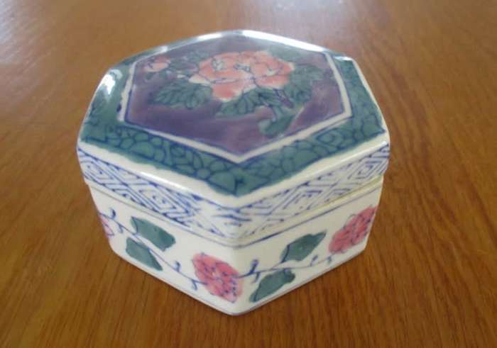 Vintage Chinese lidded porcelain hexagonal trinket dish with floral design - signed