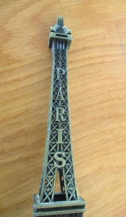 Nice sized metal Paris Eiffel Tower in great condition