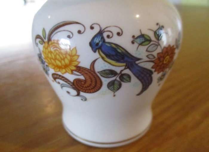 A small vintage 1950's/60's Sadler, England lidded jar with floral and bird design