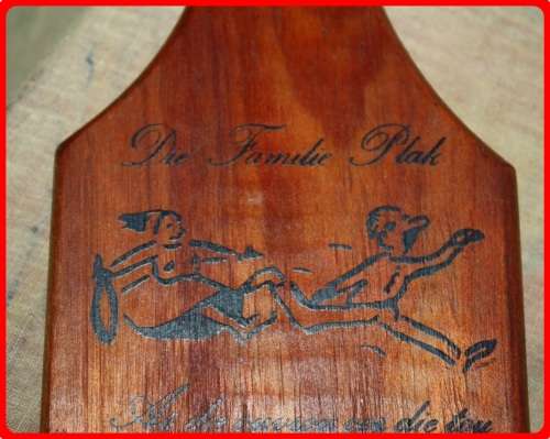 VINTAGE NON PC SPANK PLANK WITH HUMOROUS AFRIKAANS SAYING DIE FAMILIE PLAK  PERFECT TALKING PIECE
