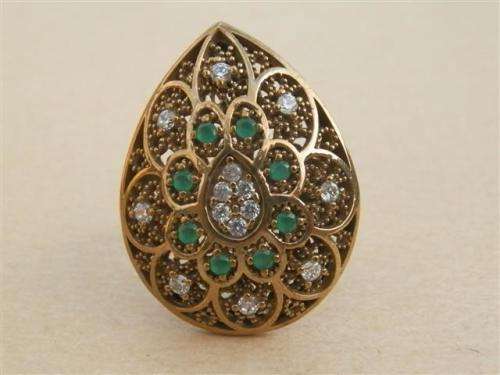 Striking sterling silver emerald ring - weight 10.40 g.