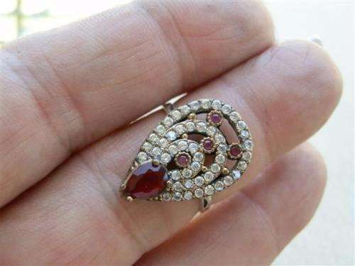 Lovely sterling silver ruby and garnet ring - weight 4.81 g.