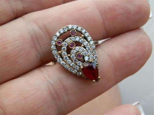 Lovely sterling silver ruby and garnet ring - weight 4.81 g.