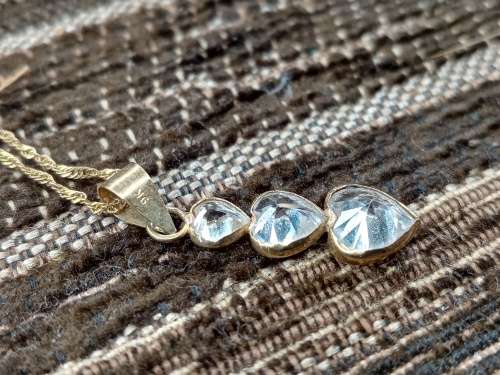 9 ct gold chain with pendant
