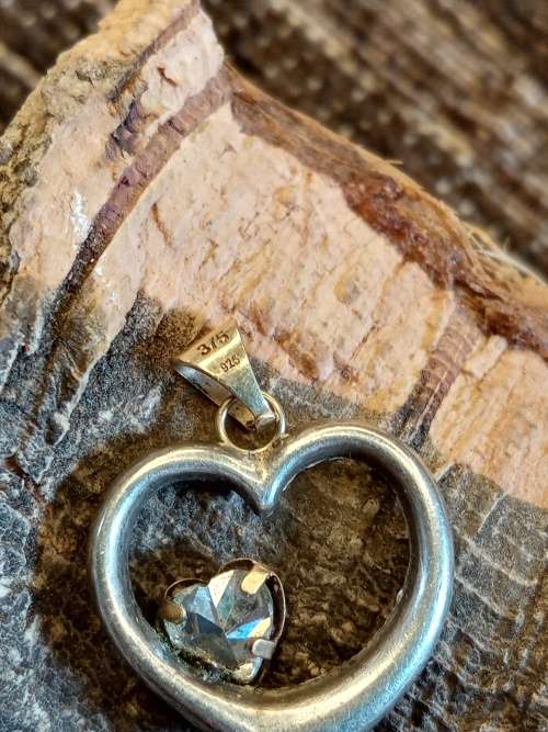 Heart shaped pendant 9ct wgite and yellow gold
