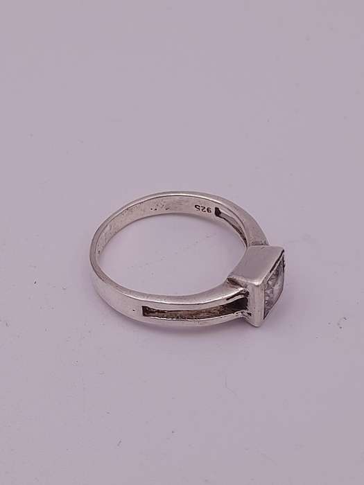 Sterling silver ladies ring Size: R NO BOX
