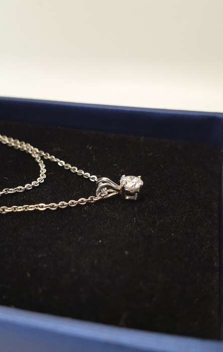 18ct Gold Ladies Diamond pendant and Chain - PRE-OWNED