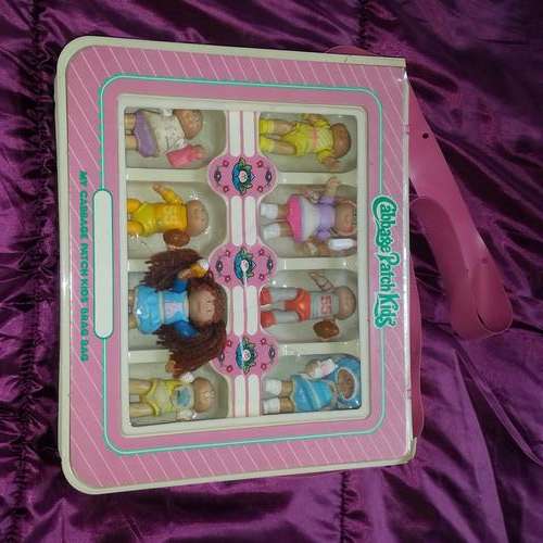 Very Collectable! 1984 Cabbage Patch Brag Bag with 8 CPK figurines