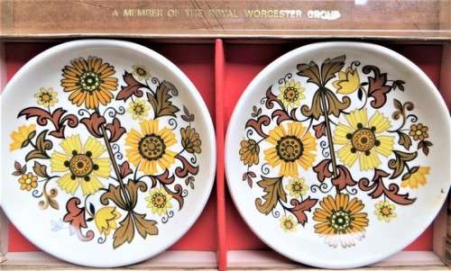 The Royal Worcester Group - Small Plates in Box - Palissy