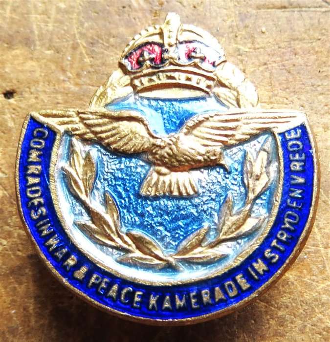 Vintage WW2 Air Force Comrades in War & Peace Button Badge