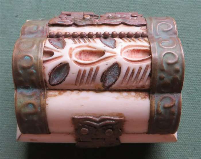 Vintage / Antique Asian Small Trinket/Jewellery Box - Ornate