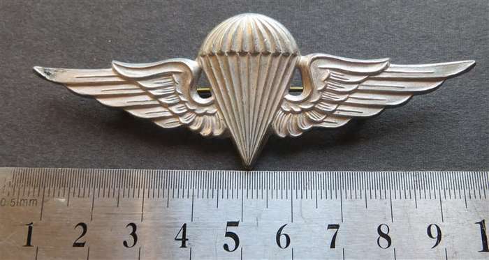 Syria/Egypt Paratrooper Jump Wings Metal Badge