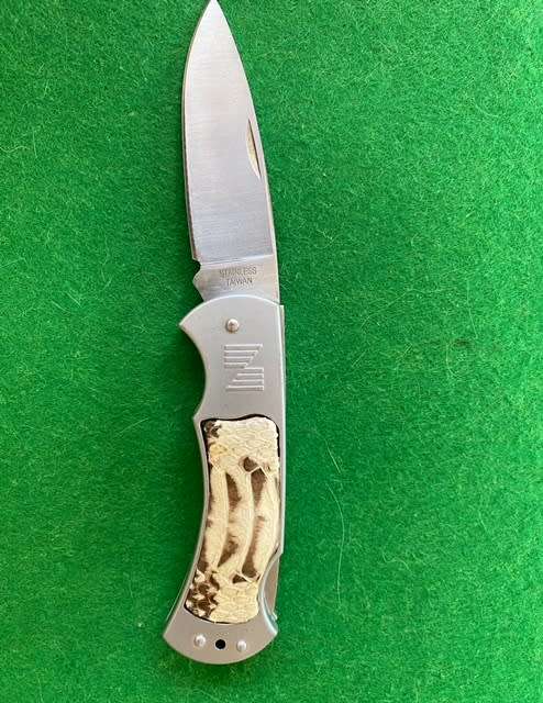 STAINLESS STEEL FOLDING KNIFE WITH ALIGATOR SKIN ON HANDLE