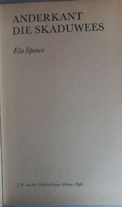 Anderkant die skaduwees deur Ela Spence