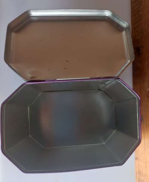 Simba peanuts & raisins tin